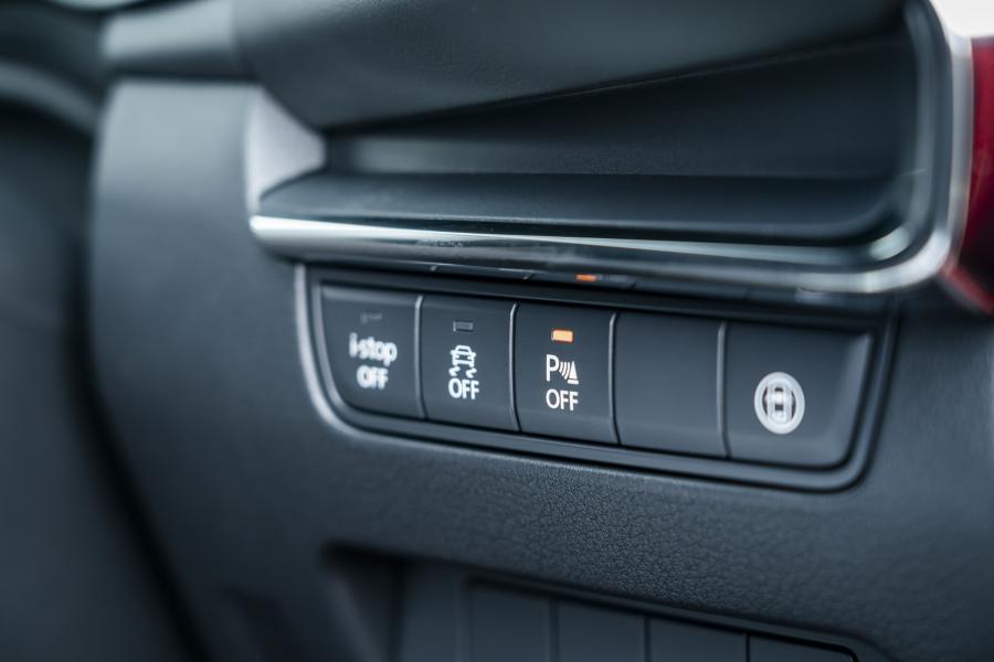Детали интерьера Mazda3 Skyactiv-G Sport Lux Hatchback 2019 года  (UK) (фото 84 из 91)